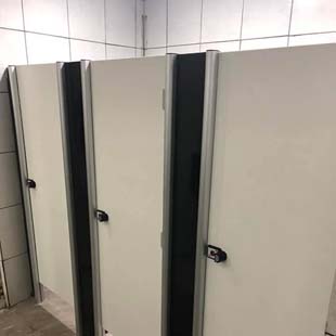 Divisórias sanitárias para banheiros coletivos